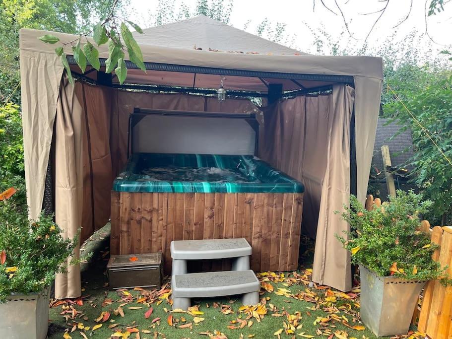 The Big Cosy Boudoir Bed + Hot Tub Apartment Harvington Luaran gambar