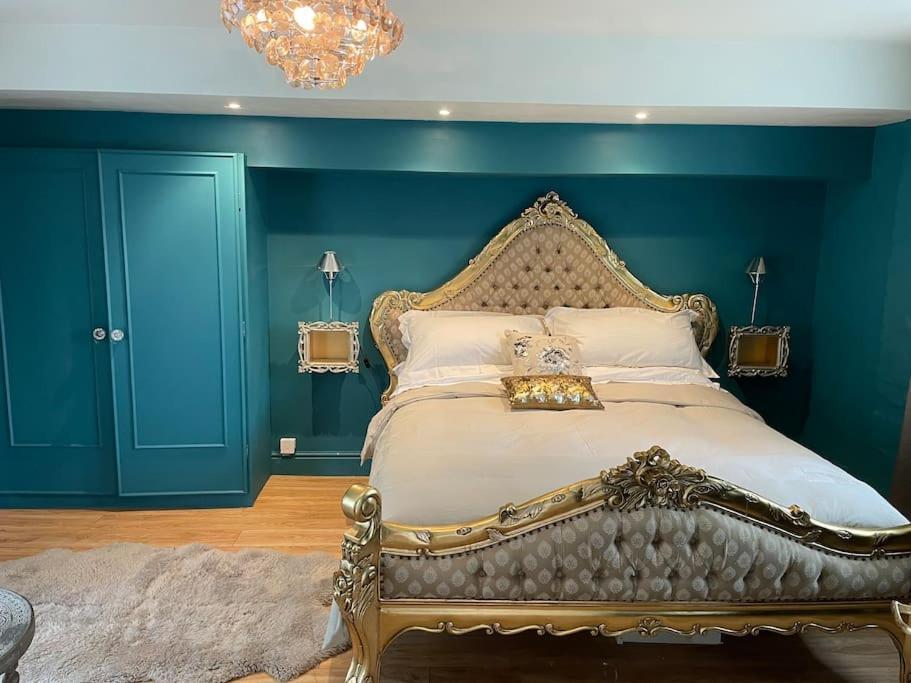 The Big Cosy Boudoir Bed + Hot Tub Apartment Harvington Luaran gambar