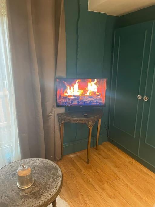 The Big Cosy Boudoir Bed + Hot Tub Apartment Harvington Luaran gambar