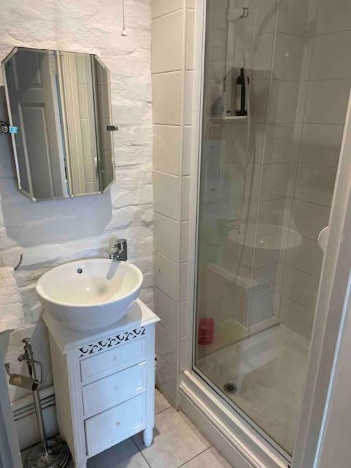 The Big Cosy Boudoir Bed + Hot Tub Apartment Harvington Luaran gambar