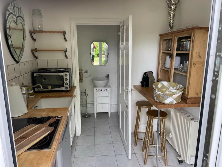 The Big Cosy Boudoir Bed + Hot Tub Apartment Harvington Luaran gambar