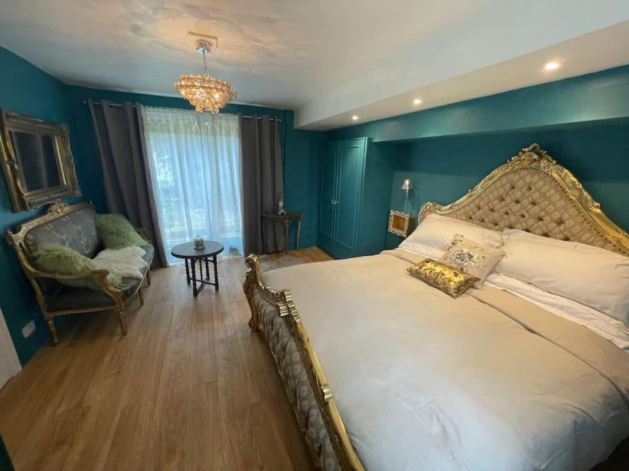 The Big Cosy Boudoir Bed + Hot Tub Apartment Harvington Luaran gambar