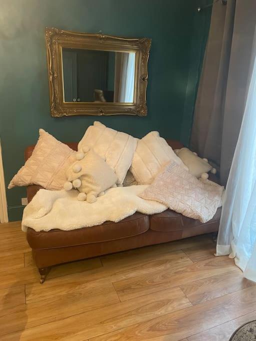The Big Cosy Boudoir Bed + Hot Tub Apartment Harvington Luaran gambar