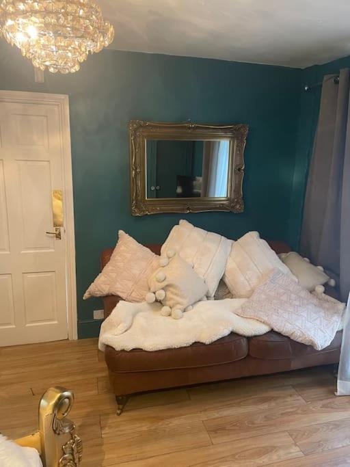 The Big Cosy Boudoir Bed + Hot Tub Apartment Harvington Luaran gambar